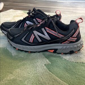 New Balance 410v5 All Terrain trail running shoe in Black & Coral Women’s Sz 10